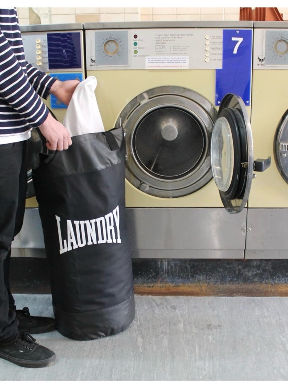 Suck UK Punching Bag Laundry Hamper 70L Black Boxing Sack Dorm Gym Storage - Picture 4 of 13